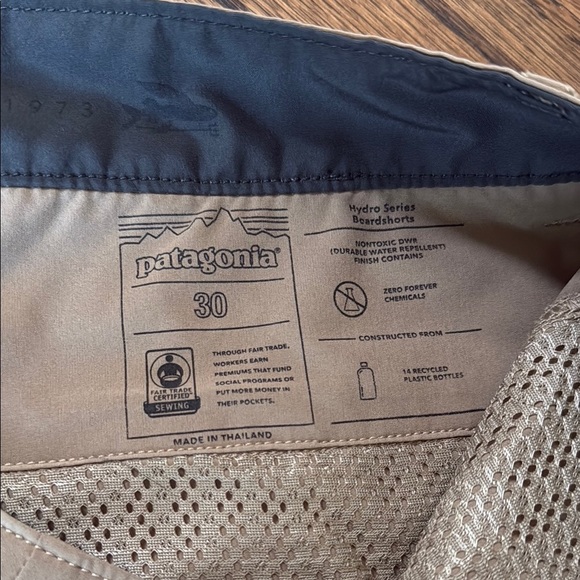 Patagonia Men's 30 Hydro Series Boardshorts Khaki Flat Front - Picture 2 of 5